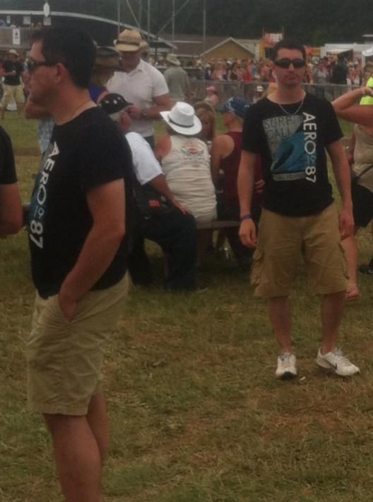 Повсюду клоны! Люди, случайно встретившие своих повсюду клоны, люди в одинаковой одежде, встретили двойников, одинаковое одетые