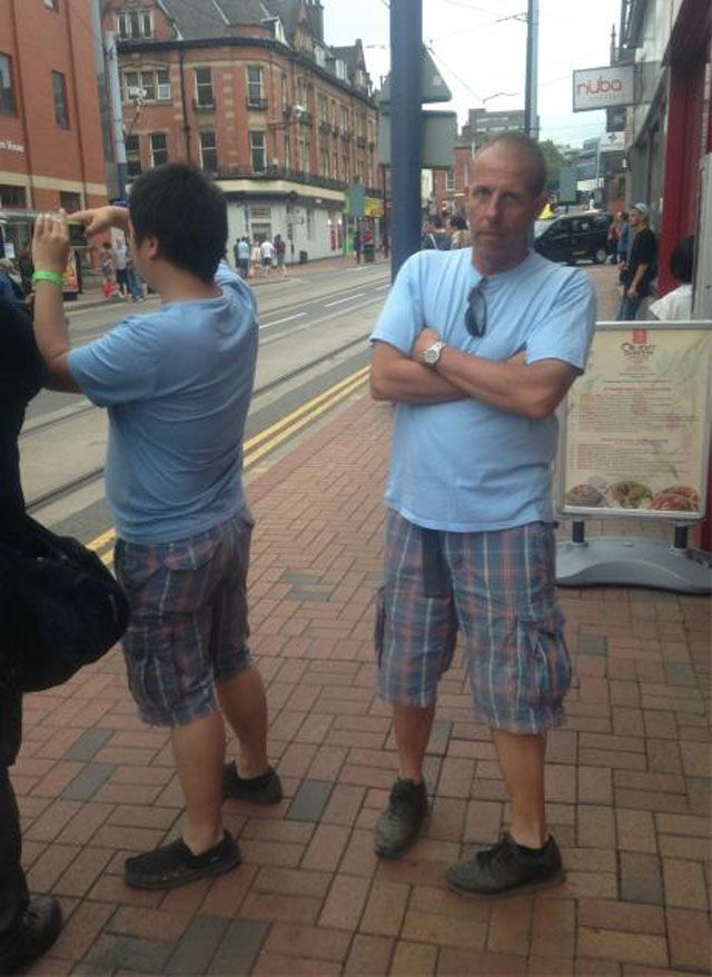 Повсюду клоны! Люди, случайно встретившие своих повсюду клоны, люди в одинаковой одежде, встретили двойников, одинаковое одетые