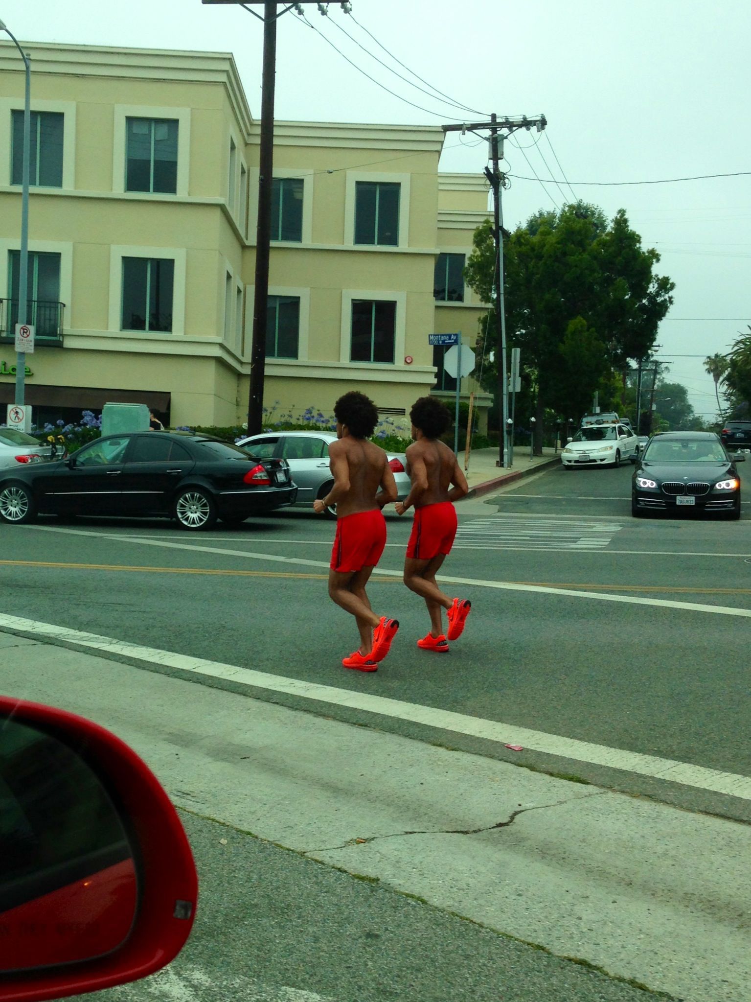 Повсюду клоны! Люди, случайно встретившие своих повсюду клоны, люди в одинаковой одежде, встретили двойников, одинаковое одетые