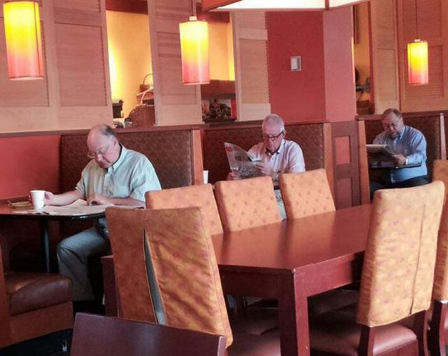 Повсюду клоны! Люди, случайно встретившие своих повсюду клоны, люди в одинаковой одежде, встретили двойников, одинаковое одетые