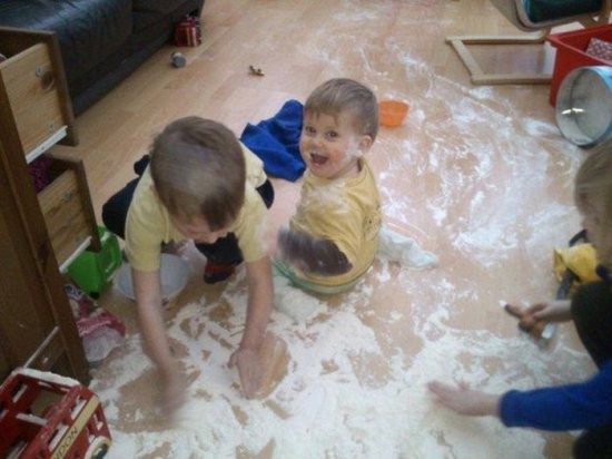 маленькие хулиганы, дети шалят, дети балуются 