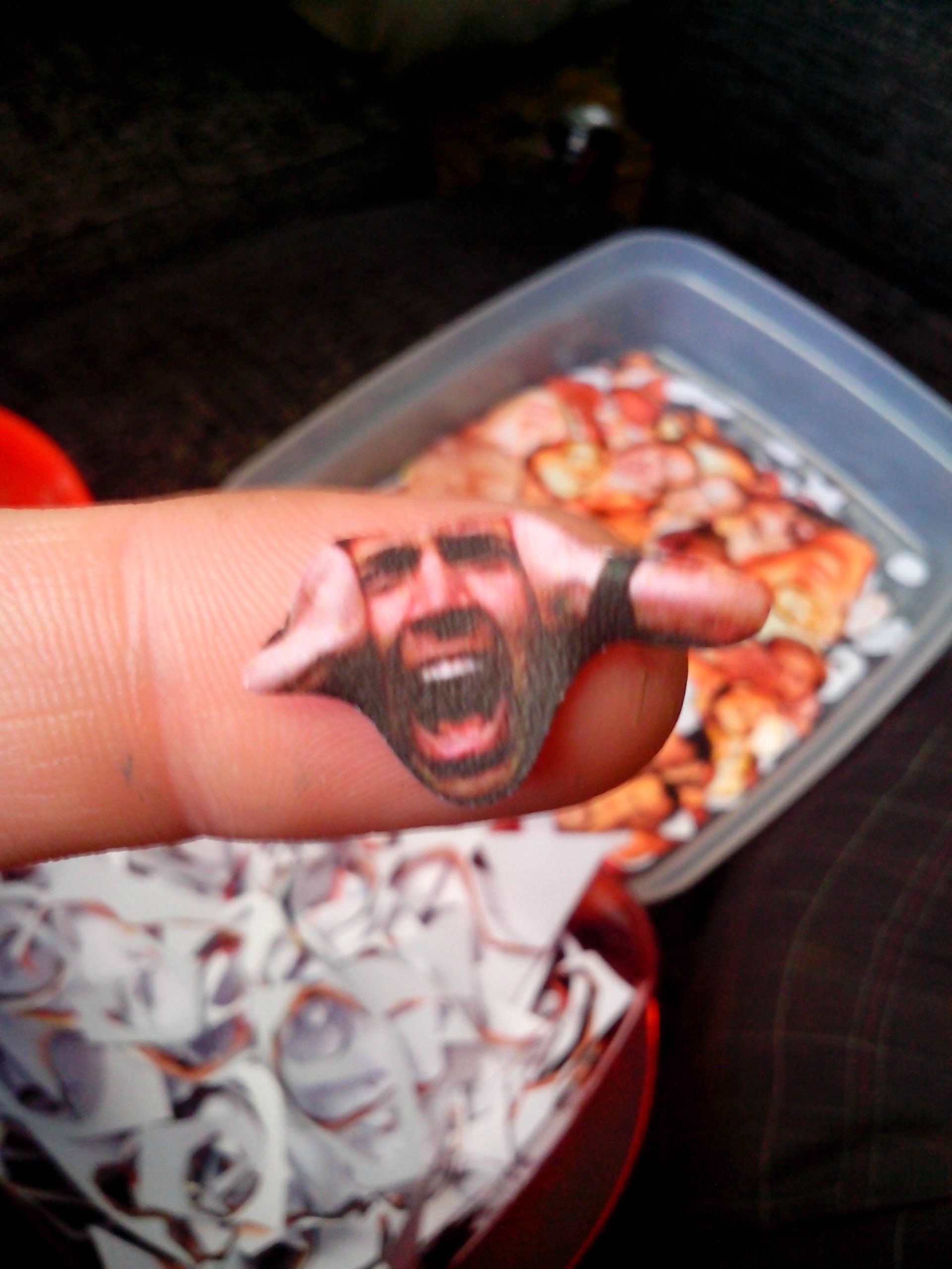 Забавный розыгрыш над братом, который терпеть не может Николаса Кейджа Розыгрыш Николас Кейдж, расклеили головы Николаса Кейджа по дому, наклеили головы Николаса Кейджа