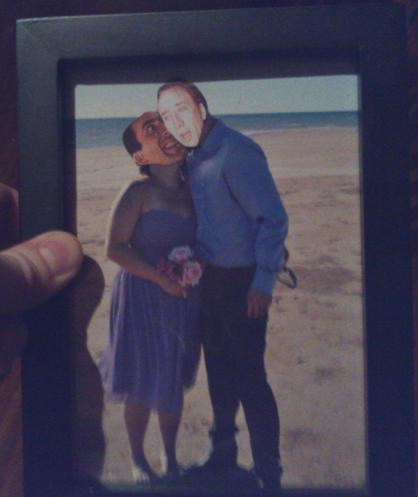 Забавный розыгрыш над братом, который терпеть не может Николаса Кейджа Розыгрыш Николас Кейдж, расклеили головы Николаса Кейджа по дому, наклеили головы Николаса Кейджа