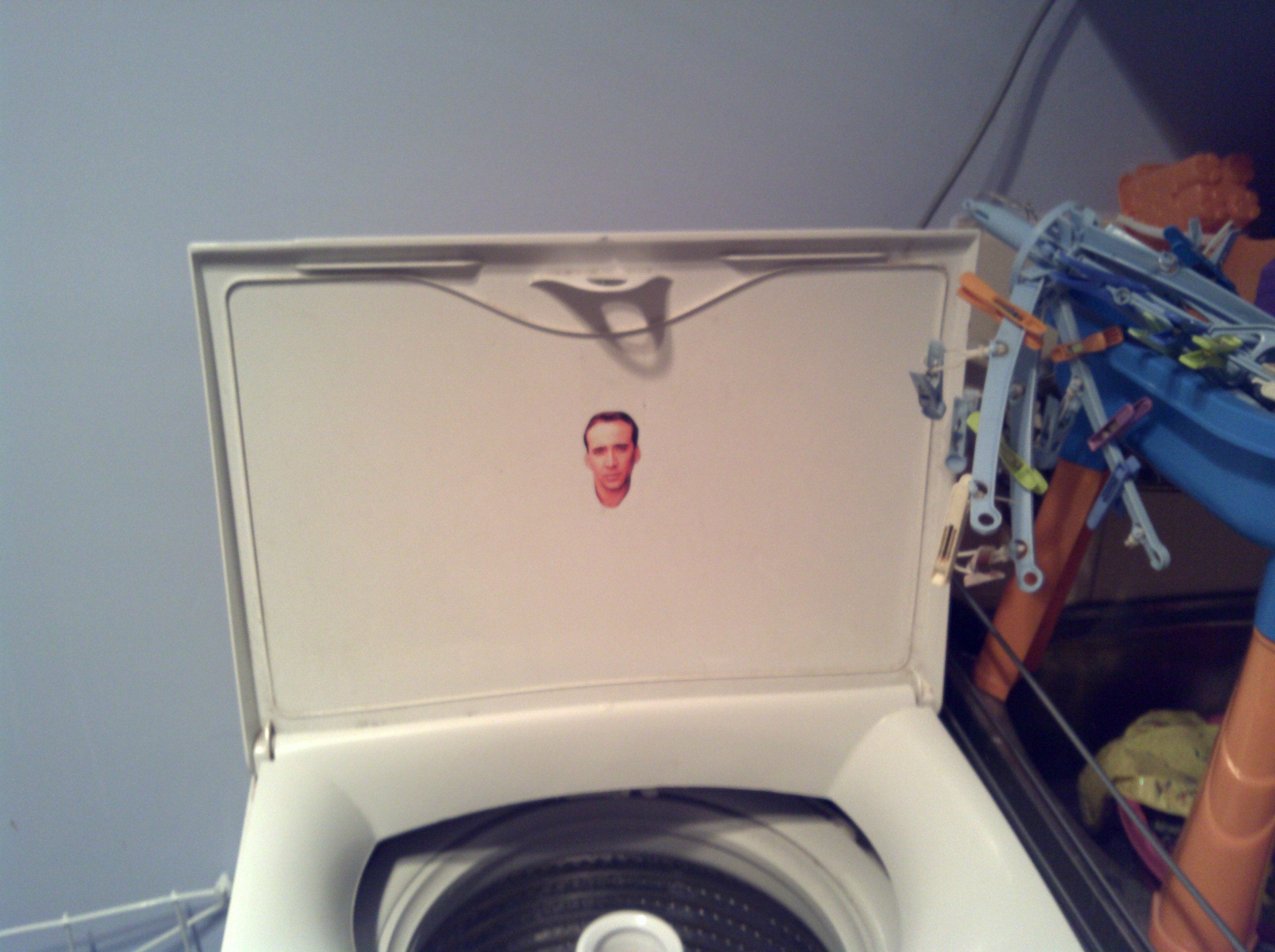 Забавный розыгрыш над братом, который терпеть не может Николаса Кейджа Розыгрыш Николас Кейдж, расклеили головы Николаса Кейджа по дому, наклеили головы Николаса Кейджа