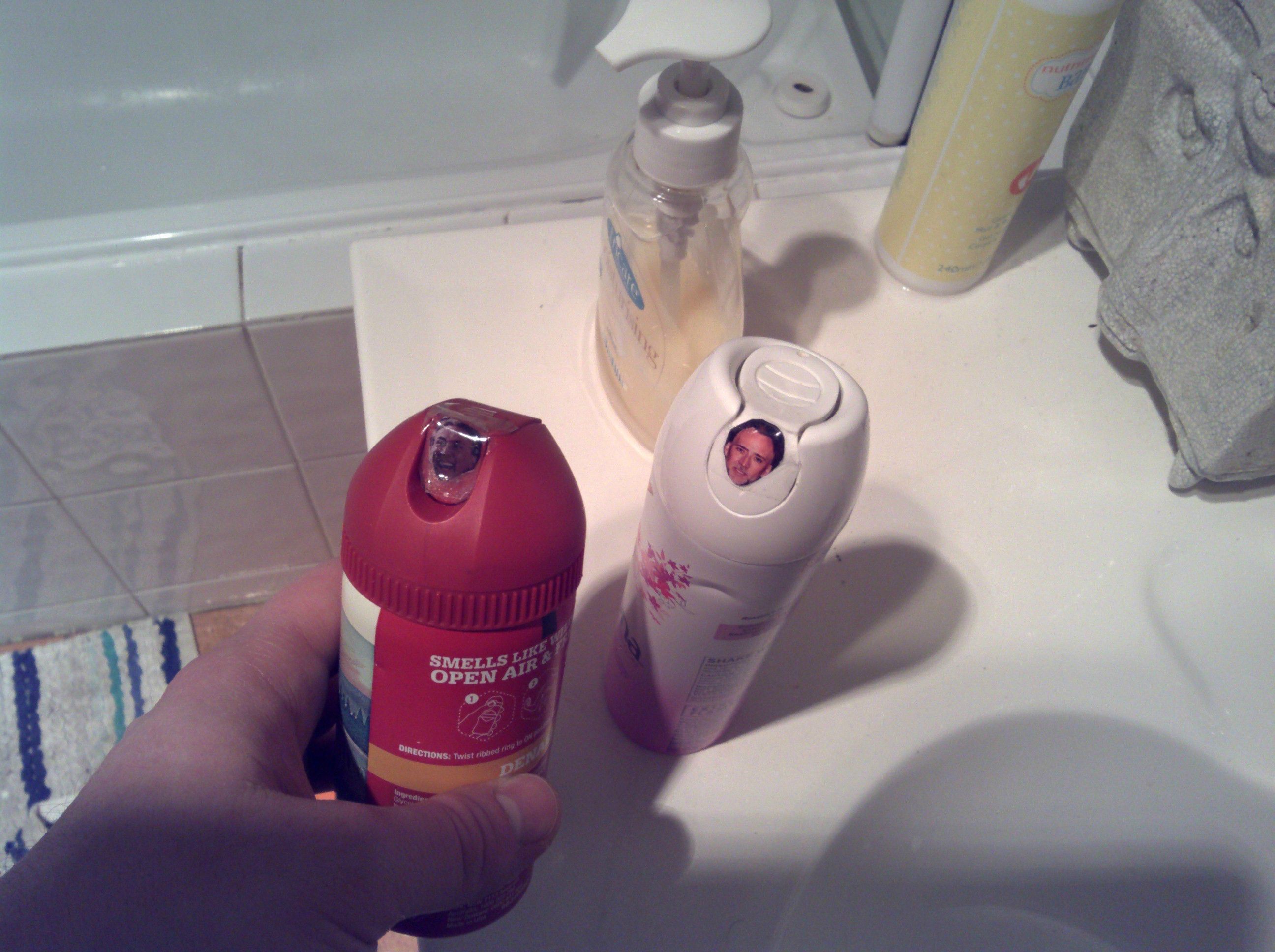 Забавный розыгрыш над братом, который терпеть не может Николаса Кейджа Розыгрыш Николас Кейдж, расклеили головы Николаса Кейджа по дому, наклеили головы Николаса Кейджа