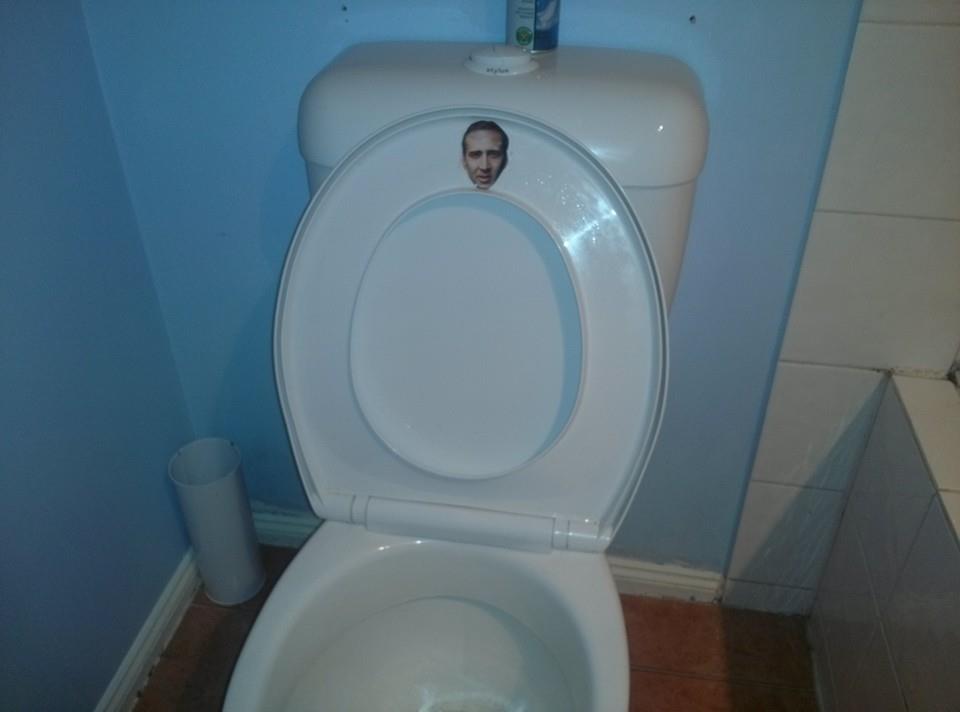 Забавный розыгрыш над братом, который терпеть не может Николаса Кейджа Розыгрыш Николас Кейдж, расклеили головы Николаса Кейджа по дому, наклеили головы Николаса Кейджа