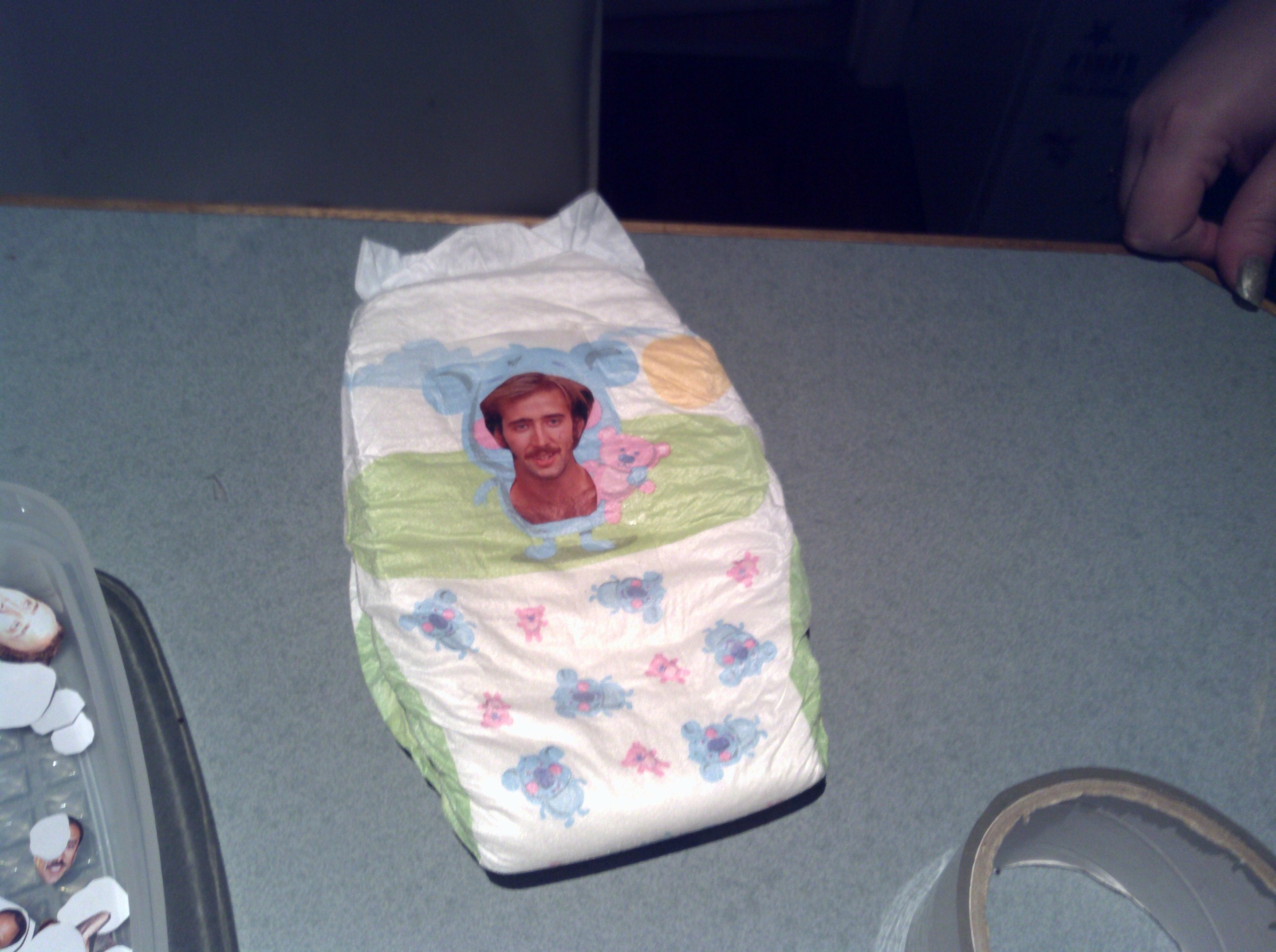 Забавный розыгрыш над братом, который терпеть не может Николаса Кейджа Розыгрыш Николас Кейдж, расклеили головы Николаса Кейджа по дому, наклеили головы Николаса Кейджа