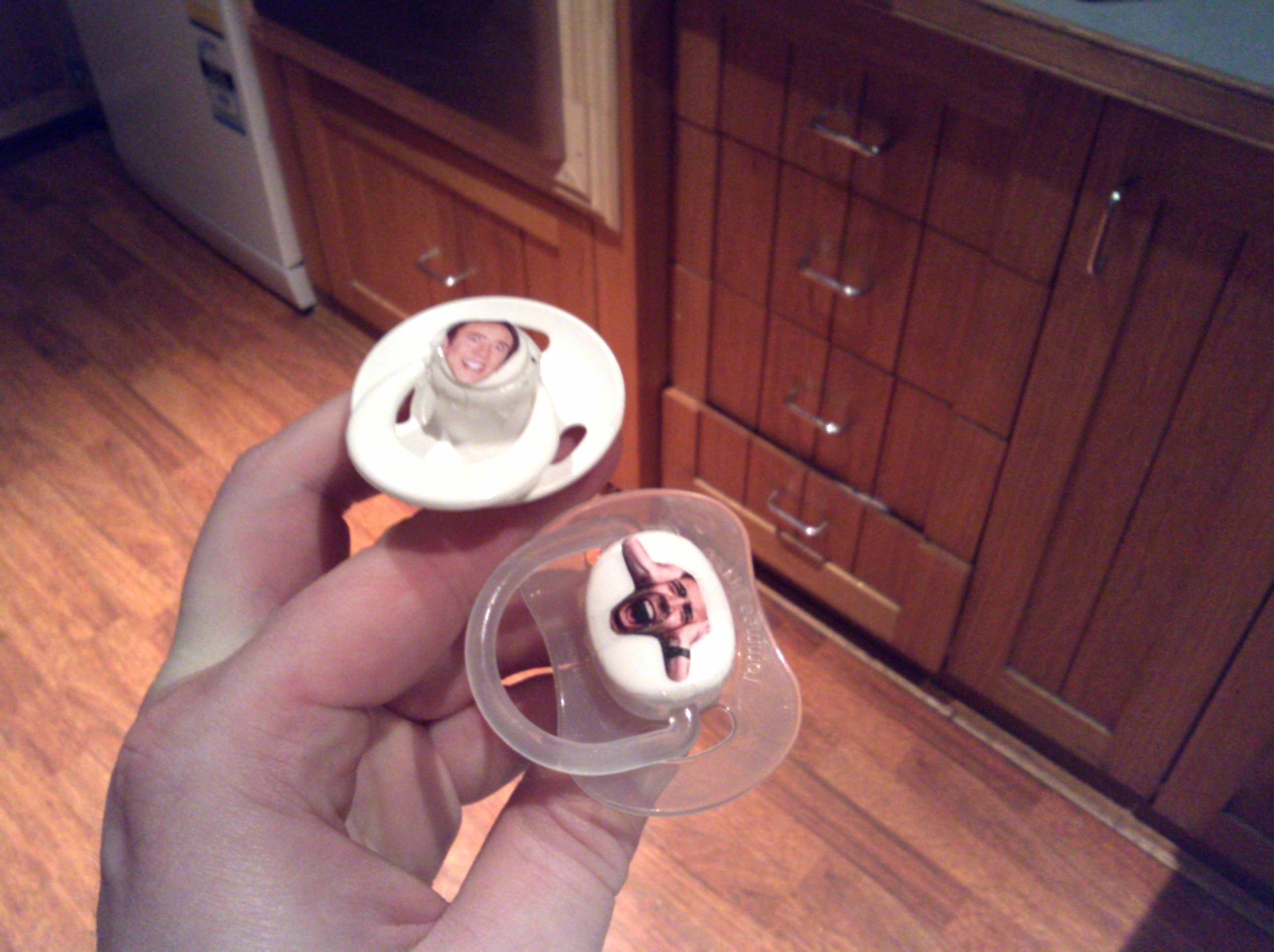 Забавный розыгрыш над братом, который терпеть не может Николаса Кейджа Розыгрыш Николас Кейдж, расклеили головы Николаса Кейджа по дому, наклеили головы Николаса Кейджа