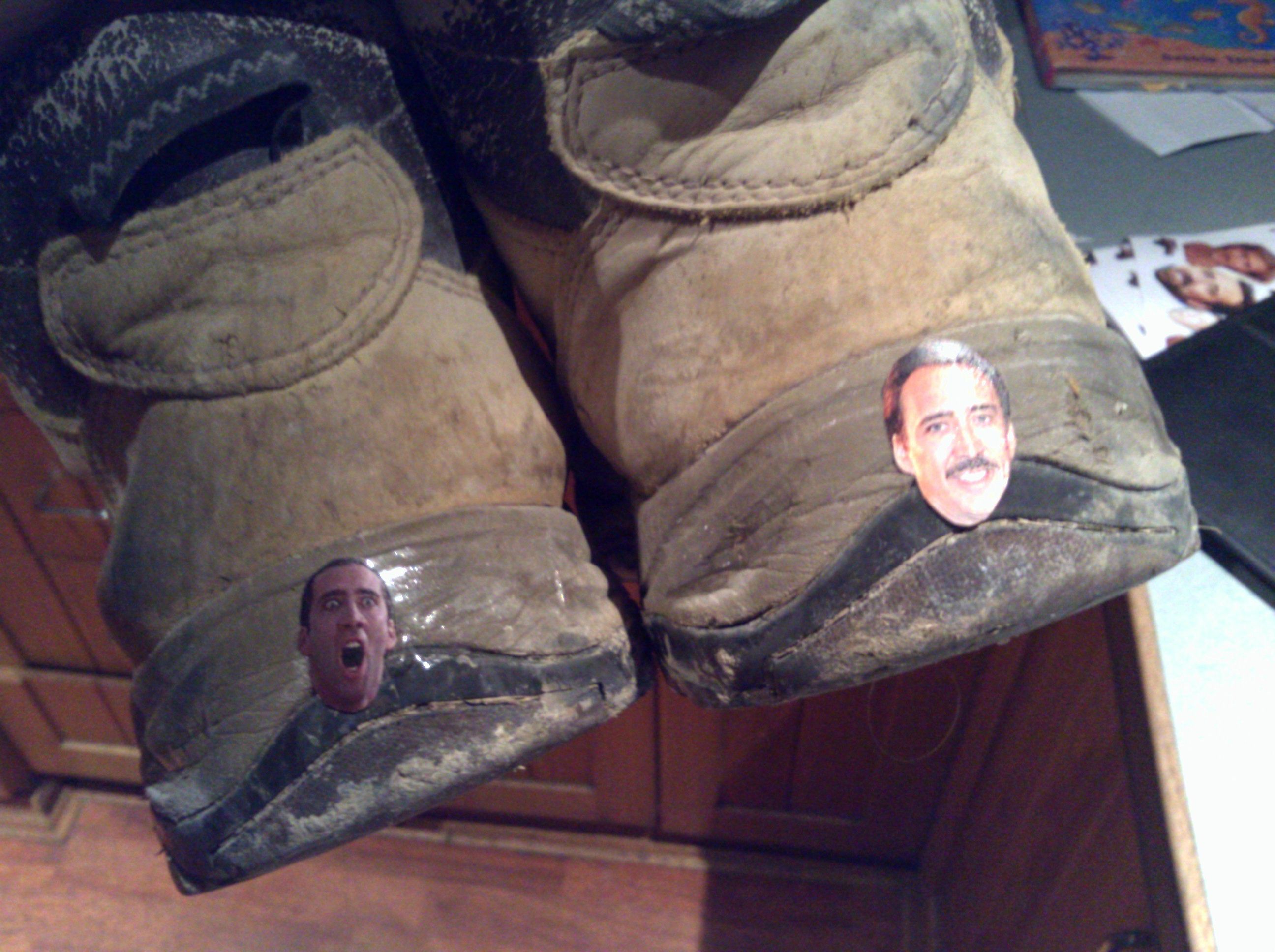 Забавный розыгрыш над братом, который терпеть не может Николаса Кейджа Розыгрыш Николас Кейдж, расклеили головы Николаса Кейджа по дому, наклеили головы Николаса Кейджа