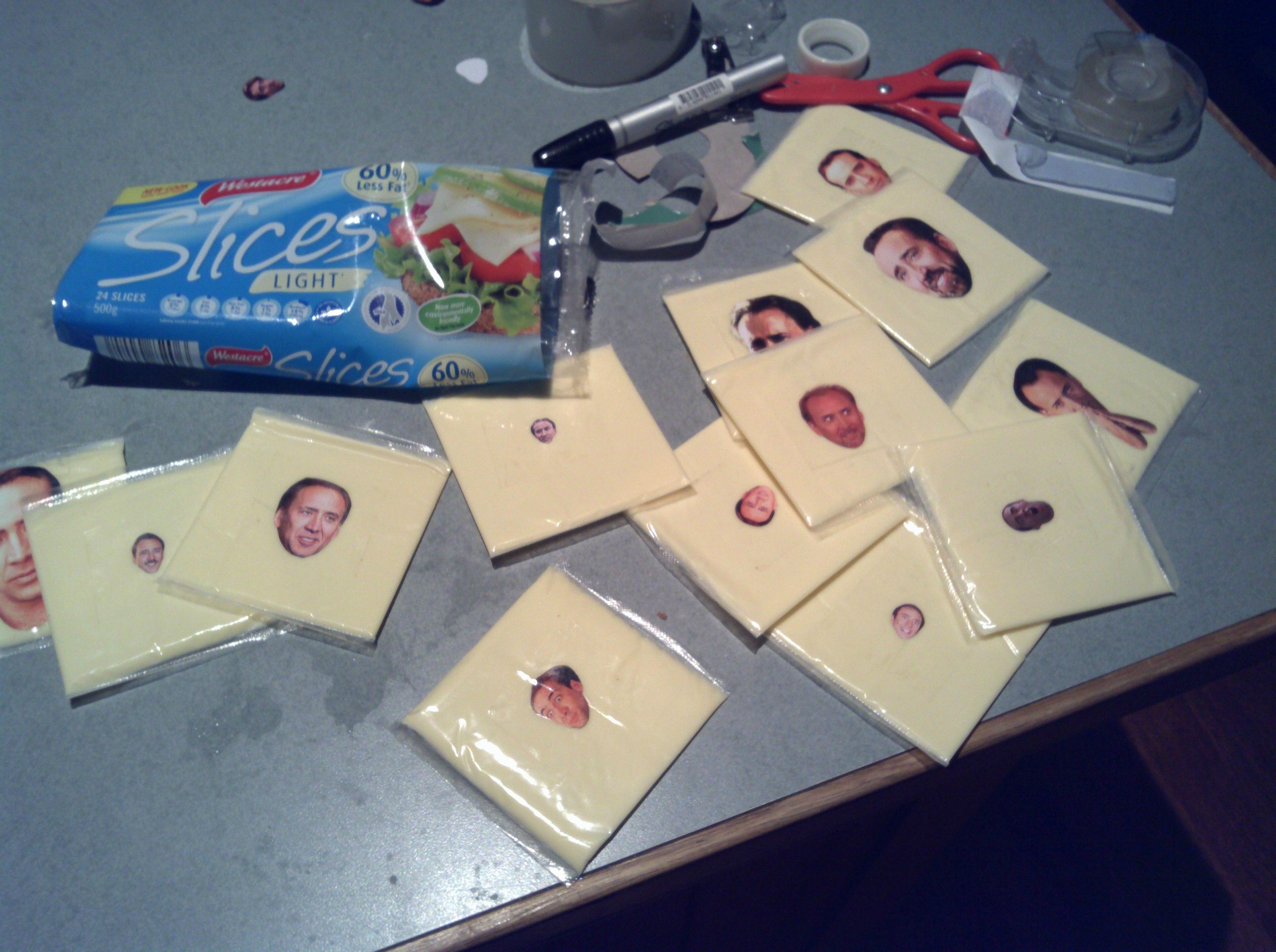 Забавный розыгрыш над братом, который терпеть не может Николаса Кейджа Розыгрыш Николас Кейдж, расклеили головы Николаса Кейджа по дому, наклеили головы Николаса Кейджа