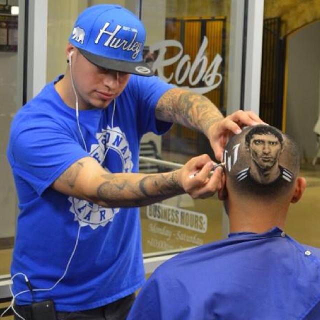 Парикмахер выстригает портреты, произведения искусство на головах, парикмахер стрижет картины, Роб Феррел, Rob Ferrel