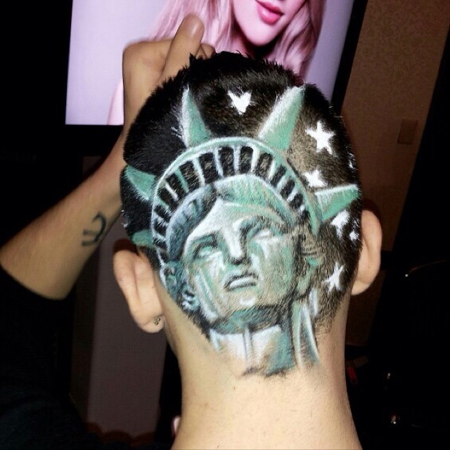 Парикмахер выстригает портреты, произведения искусство на головах, парикмахер стрижет картины, Роб Феррел, Rob Ferrel