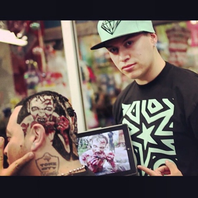 Парикмахер выстригает портреты, произведения искусство на головах, парикмахер стрижет картины, Роб Феррел, Rob Ferrel