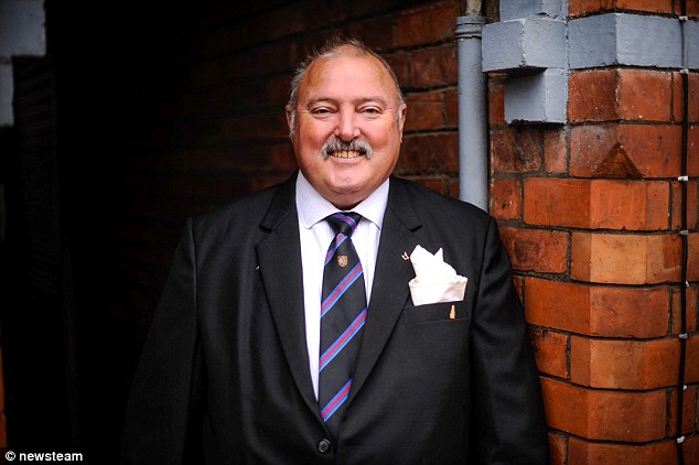 59-летний мужчина одетый в смокинг выкинул из дома троих грабителей мужчины выкинул грабителей из дома, мужчина в смокинге грабители дом, Эндрю Адамсон, Andrew Adamson