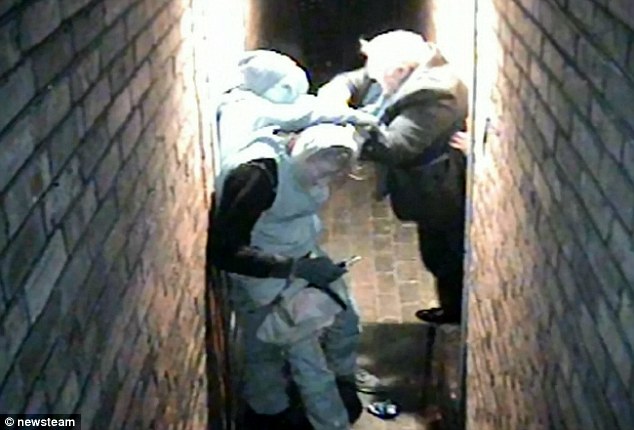 59-летний мужчина одетый в смокинг выкинул из дома троих грабителей мужчины выкинул грабителей из дома, мужчина в смокинге грабители дом, Эндрю Адамсон, Andrew Adamson