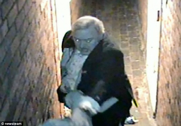 59-летний мужчина одетый в смокинг выкинул из дома троих грабителей мужчины выкинул грабителей из дома, мужчина в смокинге грабители дом, Эндрю Адамсон, Andrew Adamson