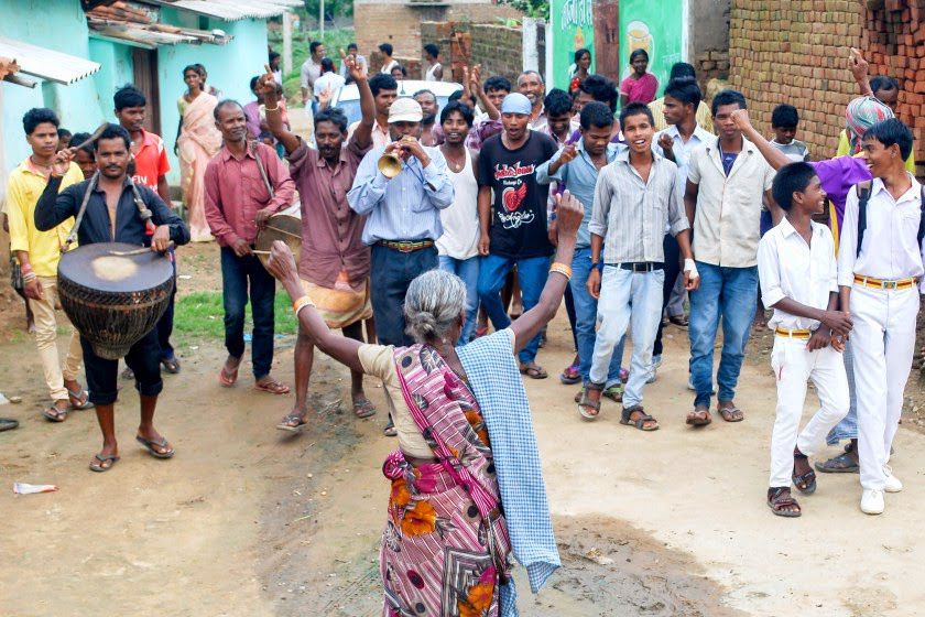 Мангли Мунда, Mangli Munda, девушка вышла замуж за собаку, индийская девушка вышла замуж за пса, собака женилась на девушке