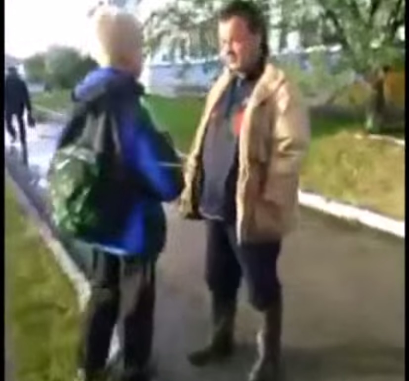 Учитель года, Компот видео, бомж избил школьника, бомж пнул шокльника