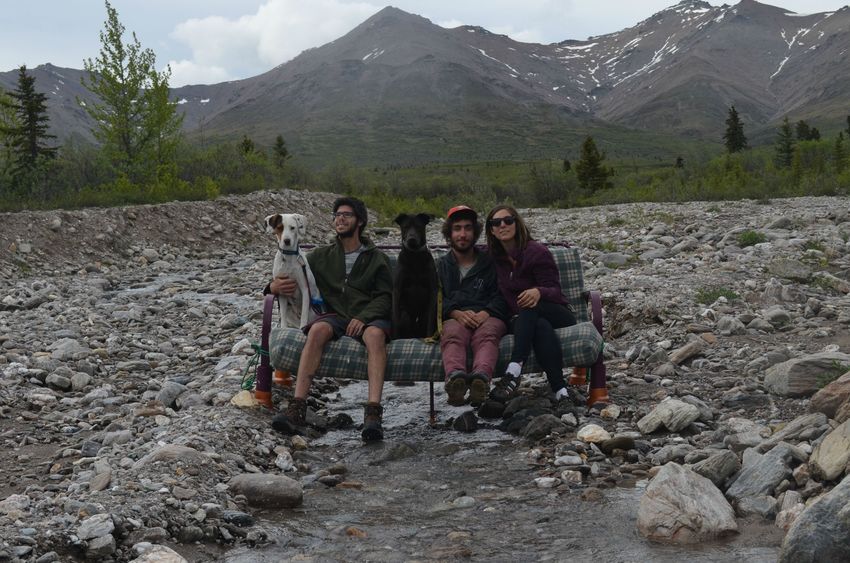 Друзья отправились в путешествие с диваном, путешествие фотографировались на диване 