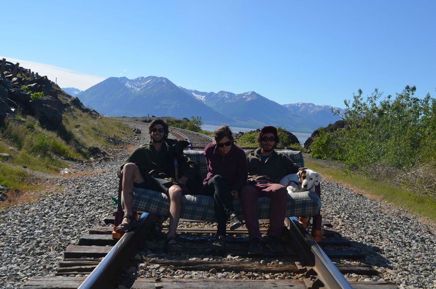 Друзья отправились в путешествие с диваном, путешествие фотографировались на диване 