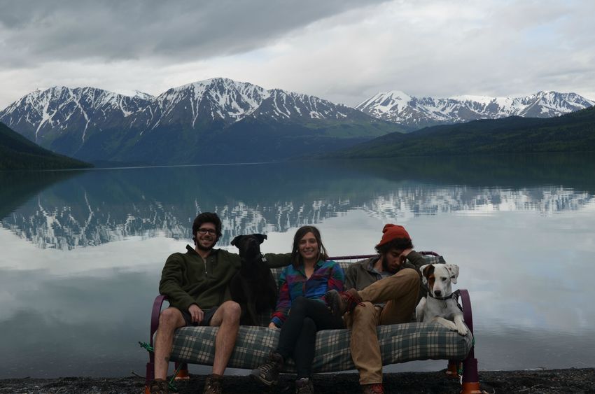 Друзья отправились в путешествие с диваном, путешествие фотографировались на диване 