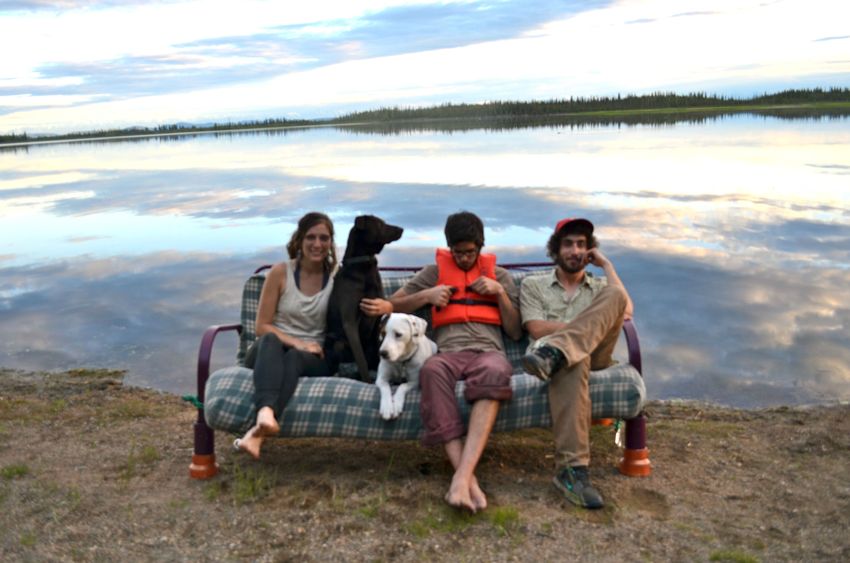 Друзья отправились в путешествие с диваном, путешествие фотографировались на диване 