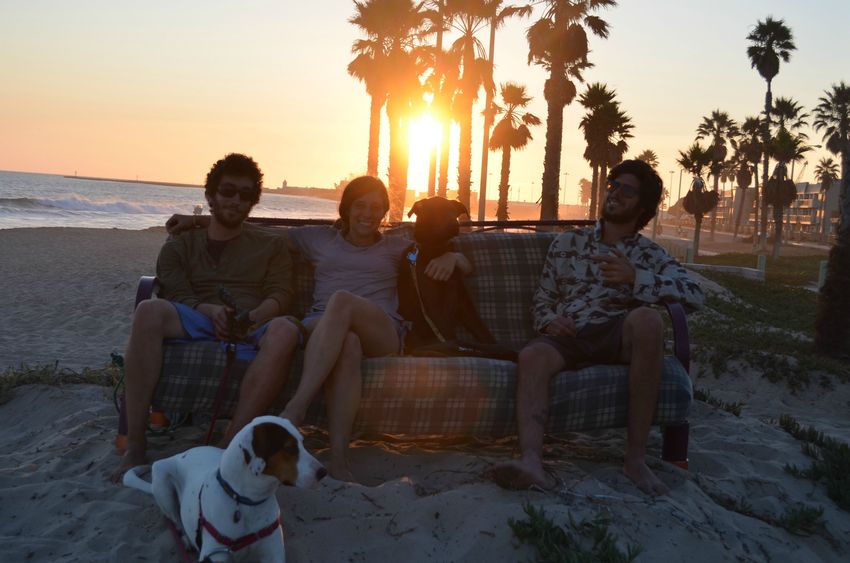 Друзья отправились в путешествие с диваном, путешествие фотографировались на диване 