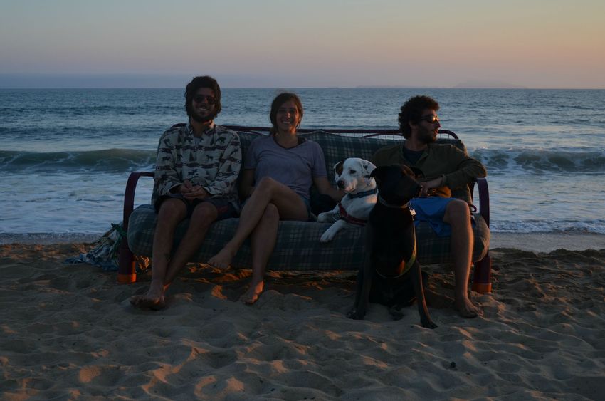 Друзья отправились в путешествие с диваном, путешествие фотографировались на диване 