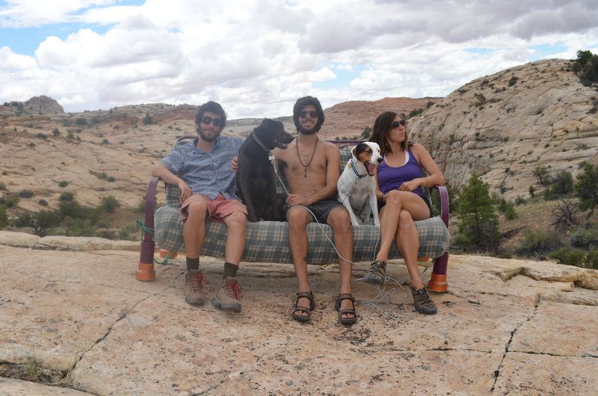 Друзья отправились в путешествие с диваном, путешествие фотографировались на диване 