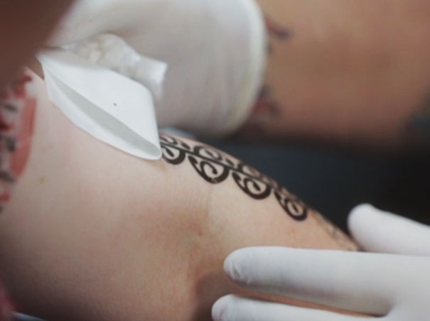 Татуировщик делает бесплатные татуировки женщине с синдромом Дауна каждую пятницу бесплатные татуировки женщине с синдромом Дауна, Джейсон Уорд, Jason Ward