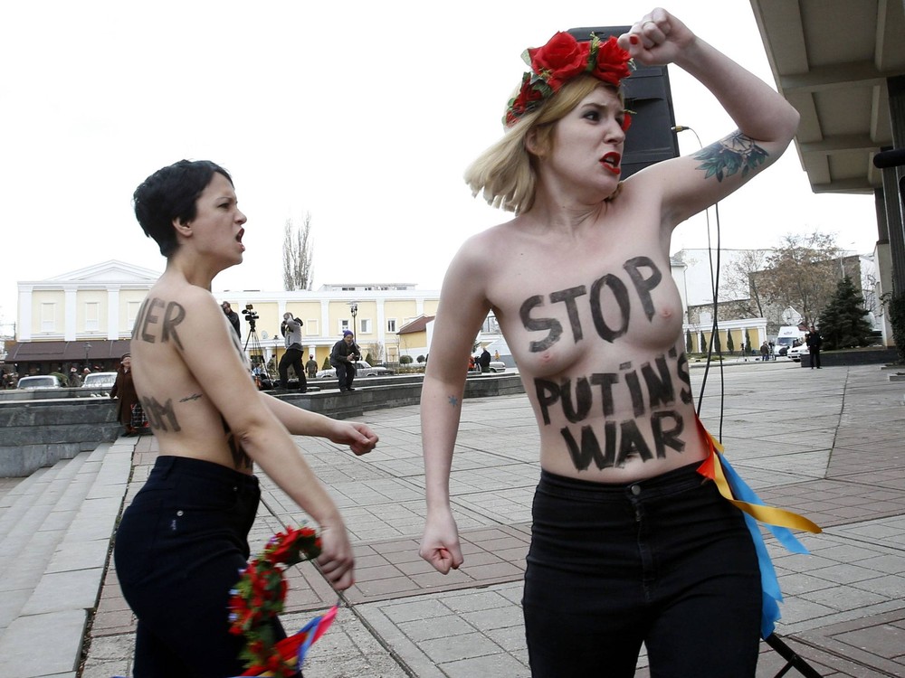 Femen в Крыму, протест Femen, Симферополь, перед зданием парламента, Femen топлес