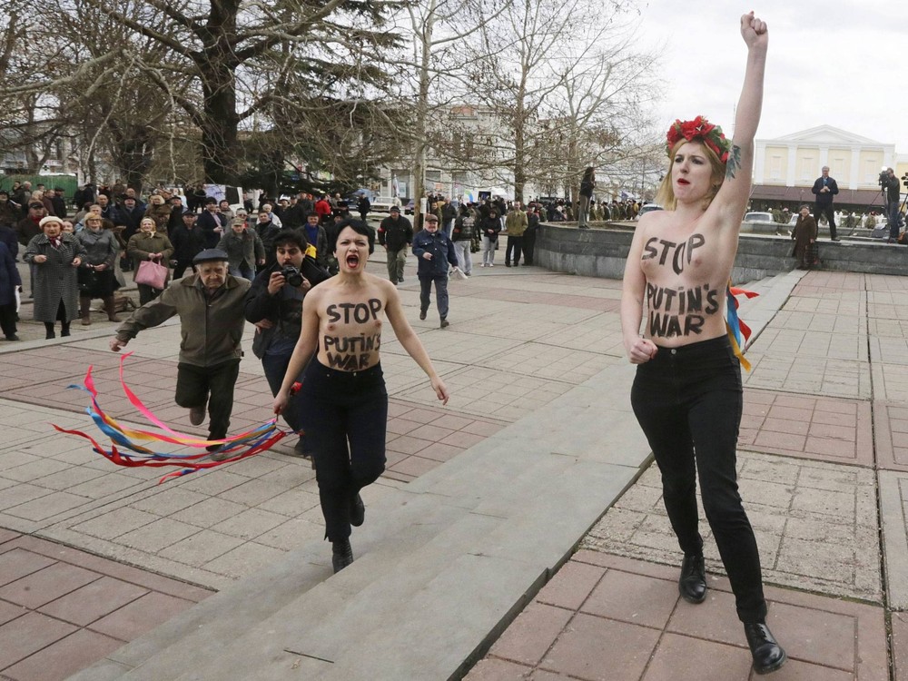 Femen в Крыму, протест Femen, Симферополь, перед зданием парламента, Femen топлес
