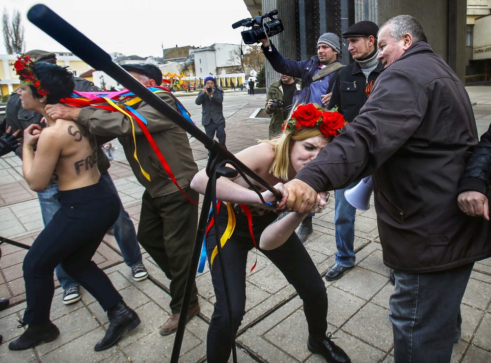 Femen в Крыму, протест Femen, Симферополь, перед зданием парламента, Femen топлес