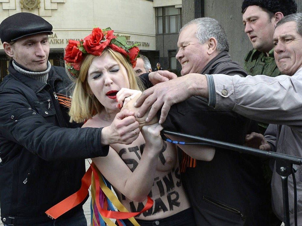 Femen в Крыму, протест Femen, Симферополь, перед зданием парламента, Femen топлес