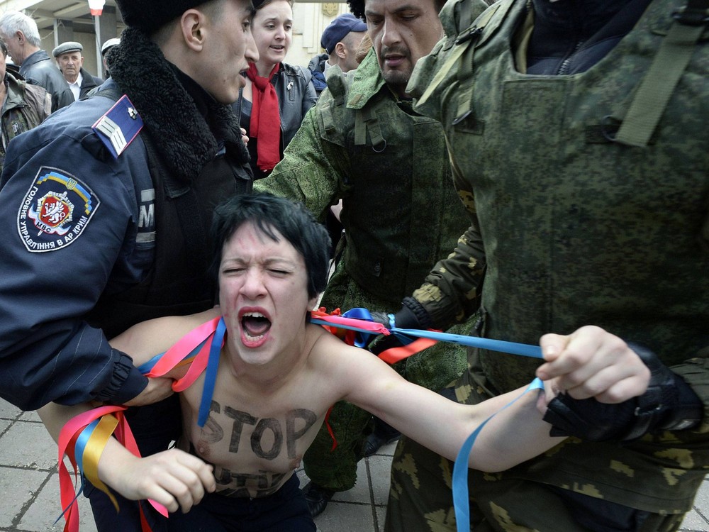 Femen в Крыму, протест Femen, Симферополь, перед зданием парламента, Femen топлес