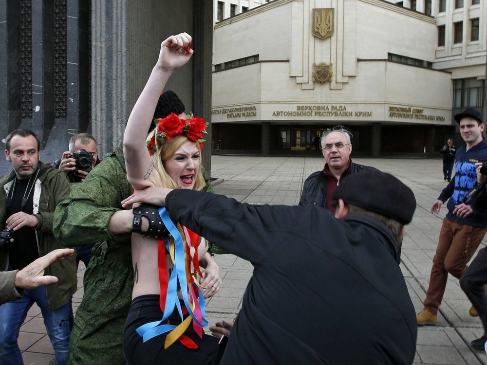 Femen в Крыму, протест Femen, Симферополь, перед зданием парламента, Femen топлес