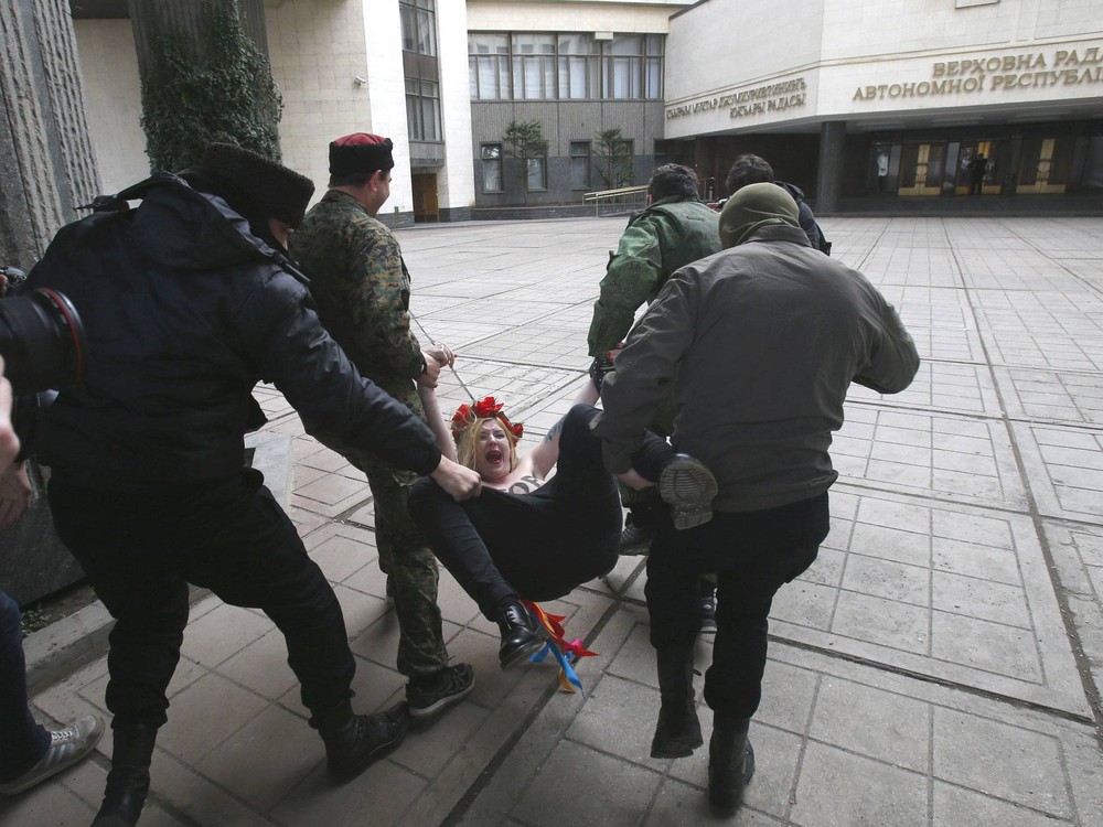 Femen в Крыму, протест Femen, Симферополь, перед зданием парламента, Femen топлес