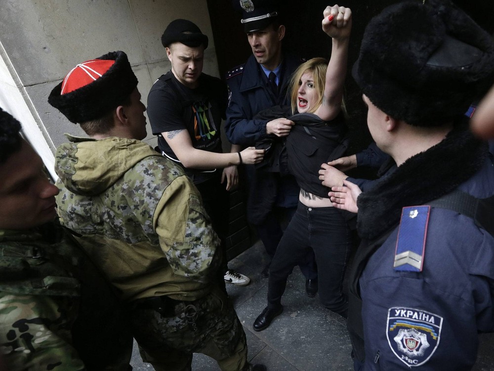 Femen в Крыму, протест Femen, Симферополь, перед зданием парламента, Femen топлес