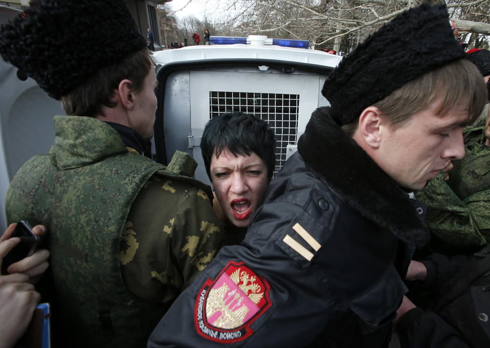 Femen в Крыму, протест Femen, Симферополь, перед зданием парламента, Femen топлес