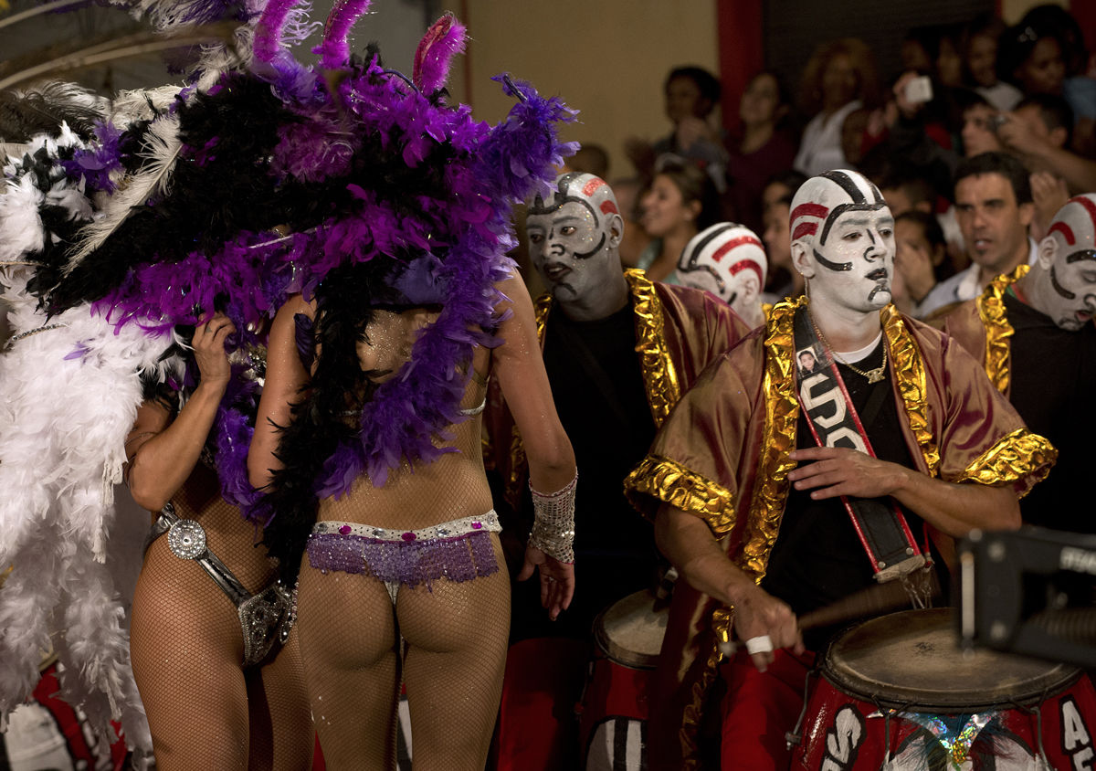 Девушки с потрясающими фигурами, в откровенных костюмах,  , карнавал, фестиваль в Монтевидео, женщины