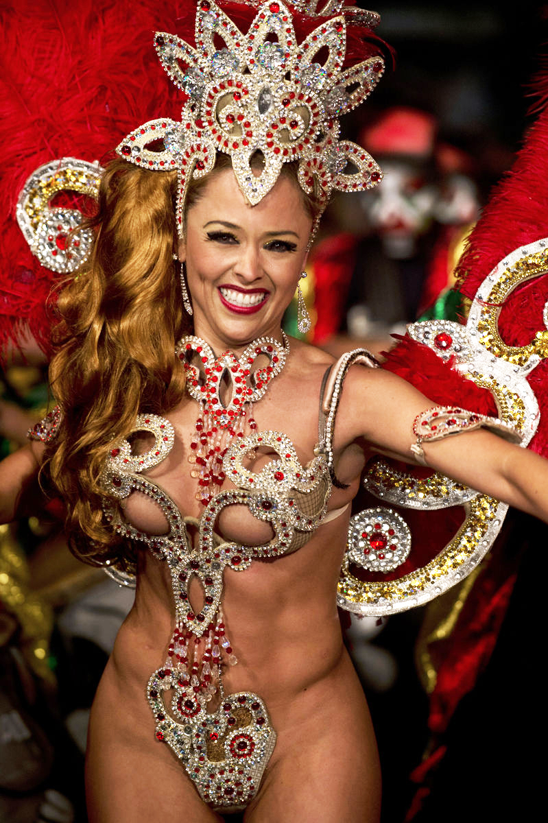 Девушки с потрясающими фигурами, в откровенных костюмах,  , карнавал, фестиваль в Монтевидео, женщины