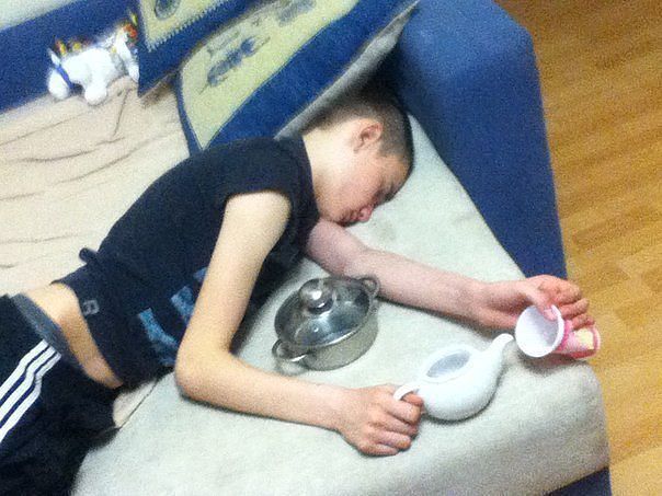 заснул на вписке, заснул на вечеринке, приколы над спящим товарищем, сценки со спящим другом