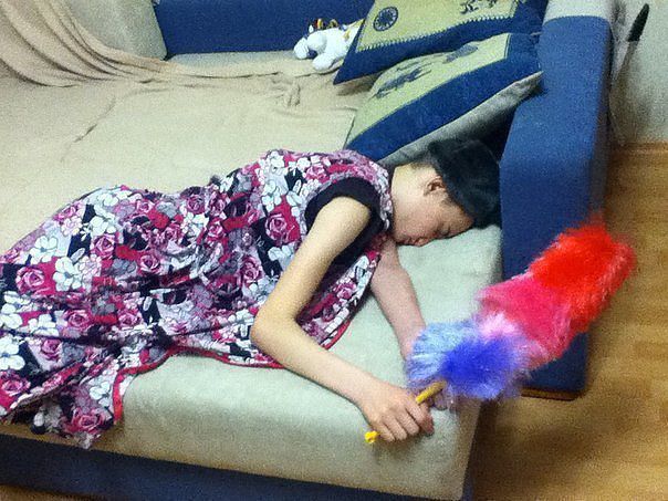 заснул на вписке, заснул на вечеринке, приколы над спящим товарищем, сценки со спящим другом