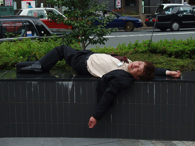 пьяные японские бизнесмены, японцы спят пьяные, японцы на улицах спят