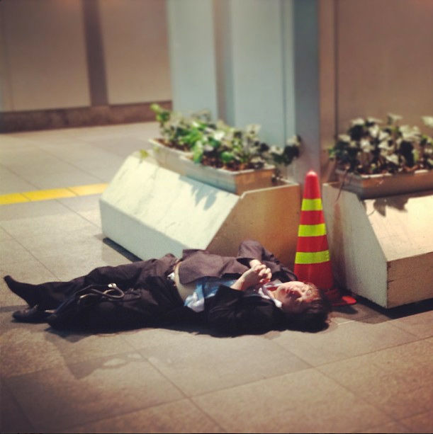 пьяные японские бизнесмены, японцы спят пьяные, японцы на улицах спят