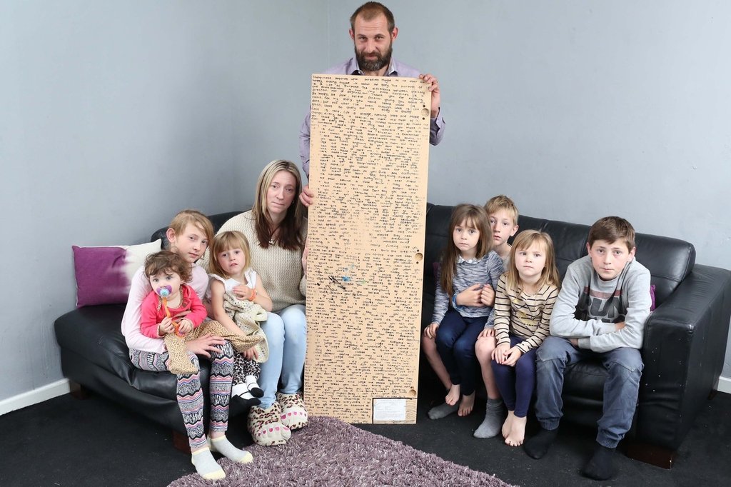 Родители нашли душещипательное послание, оставленное их дочерью, умершей от рака Душераздирающее послание на зеркале, умершая от рака девочка оставила послание, Афина Орчард Athena Orchard