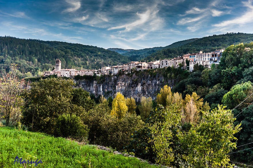 города на скалах, дом на скале, города на утёсах