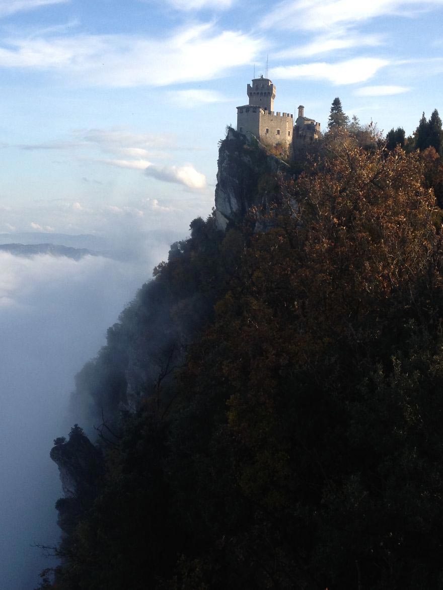 города на скалах, дом на скале, города на утёсах