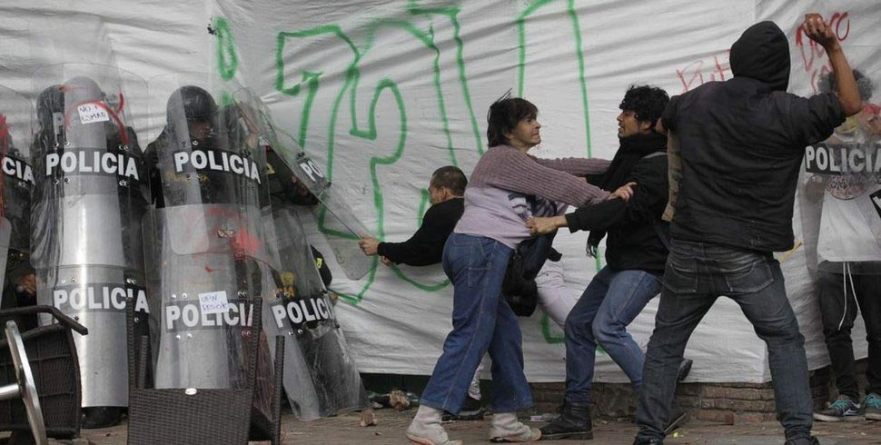 Фотографии человеческого сострадания во время протестов, пробирающие до глубины души сотраданеи во время акций протеста, сострадание и протест, доброта во время протестов