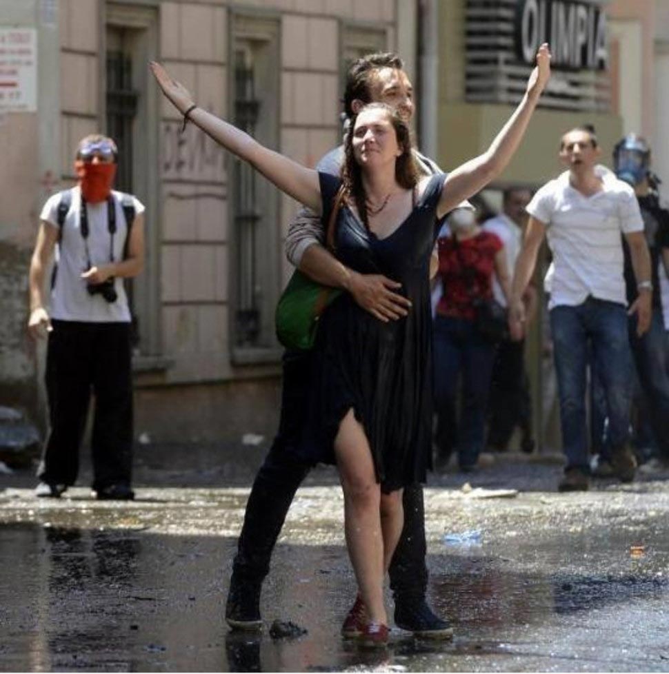 Фотографии человеческого сострадания во время протестов, пробирающие до глубины души сотраданеи во время акций протеста, сострадание и протест, доброта во время протестов